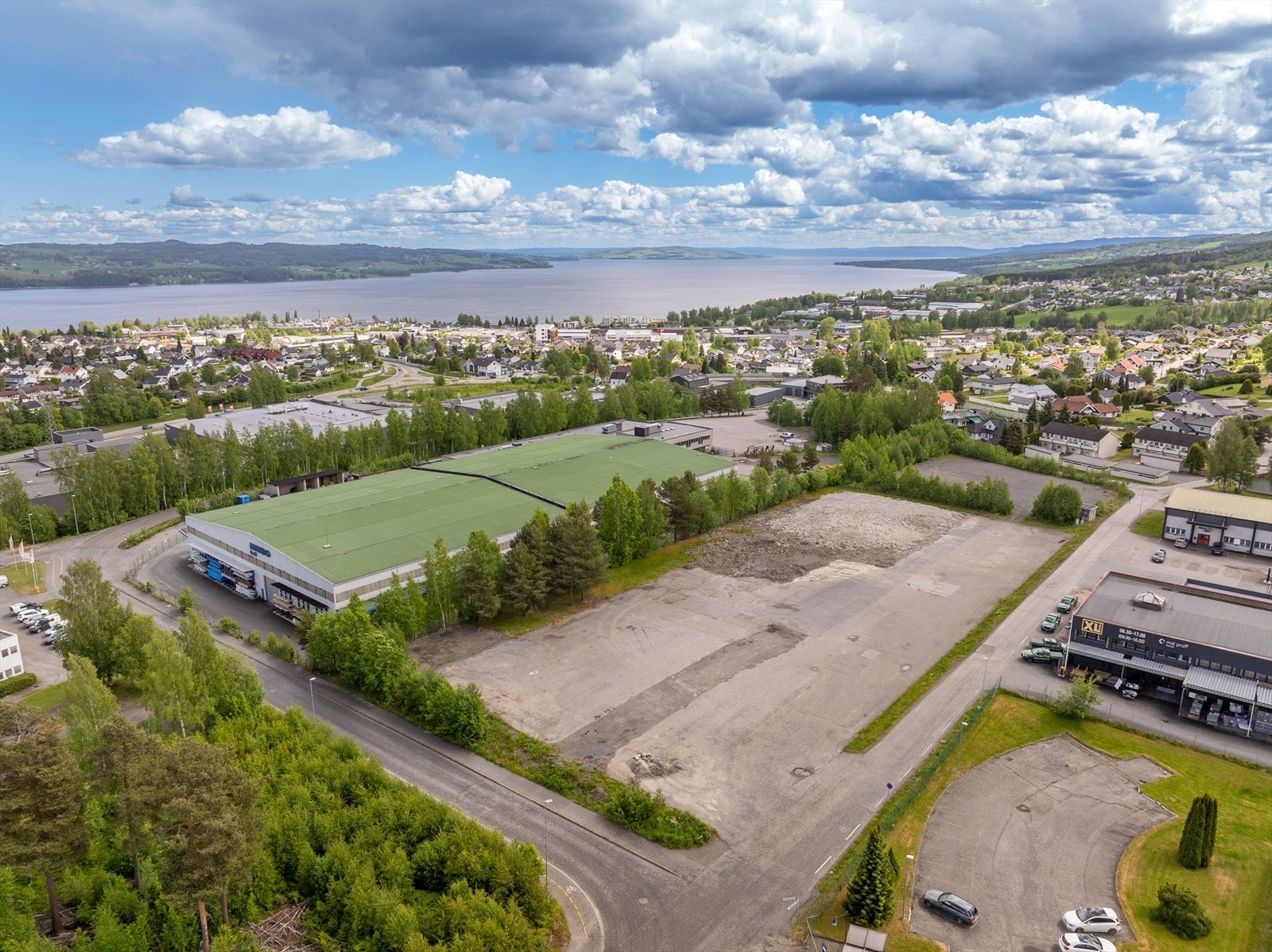Mot øst synes Vestre Toten veg og boligområdene dette næringsområdet grenser mot. Galleribilde