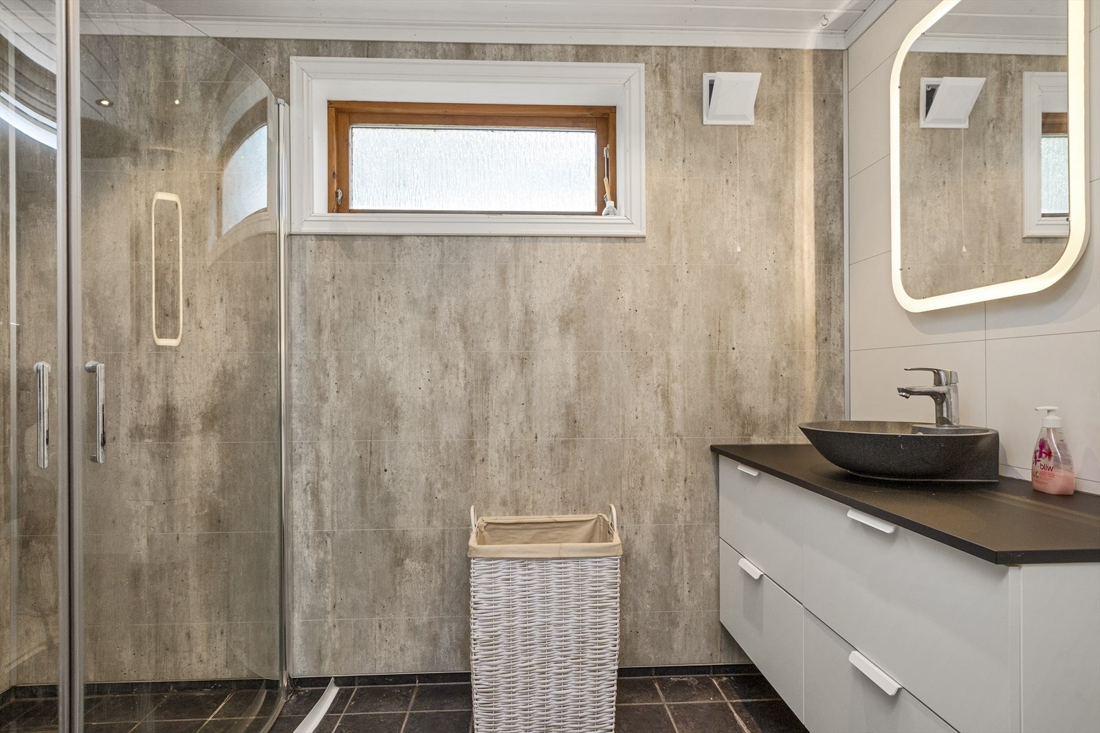 Delikat flislagt bad i u.etg. Galleribilde