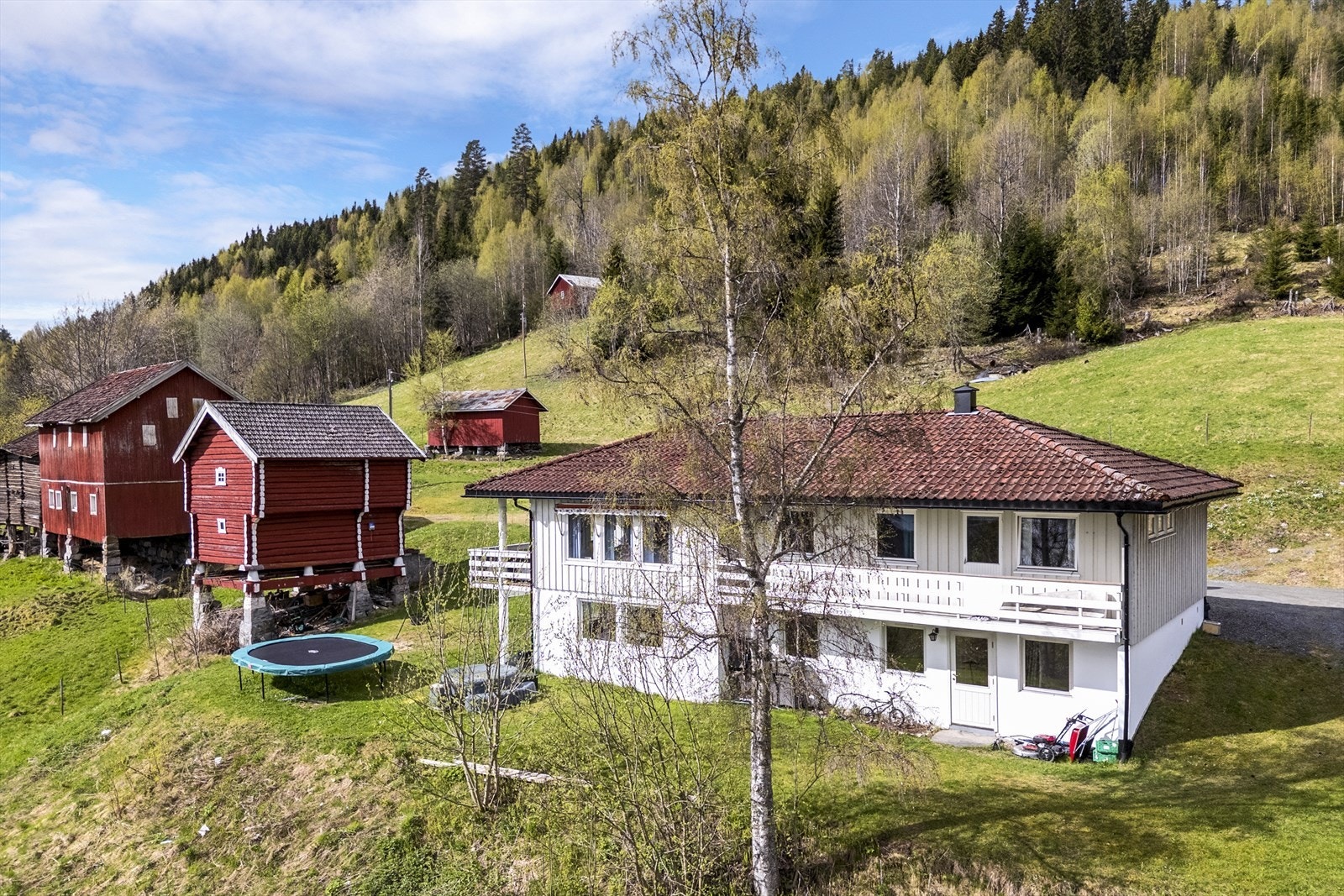 Våningshuset har 2 plan med med bl.a. 5 soverom, stue, kjøkken, peisstue, 2 bad og vaskerom. Galleribilde