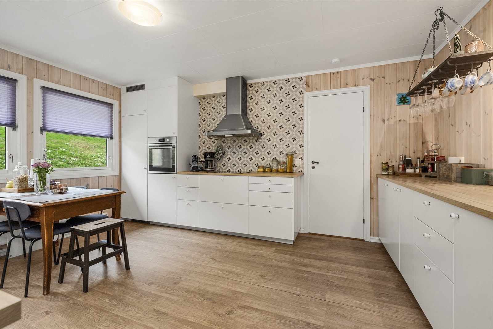 Romslig kjøkken med spiseplass Galleribilde