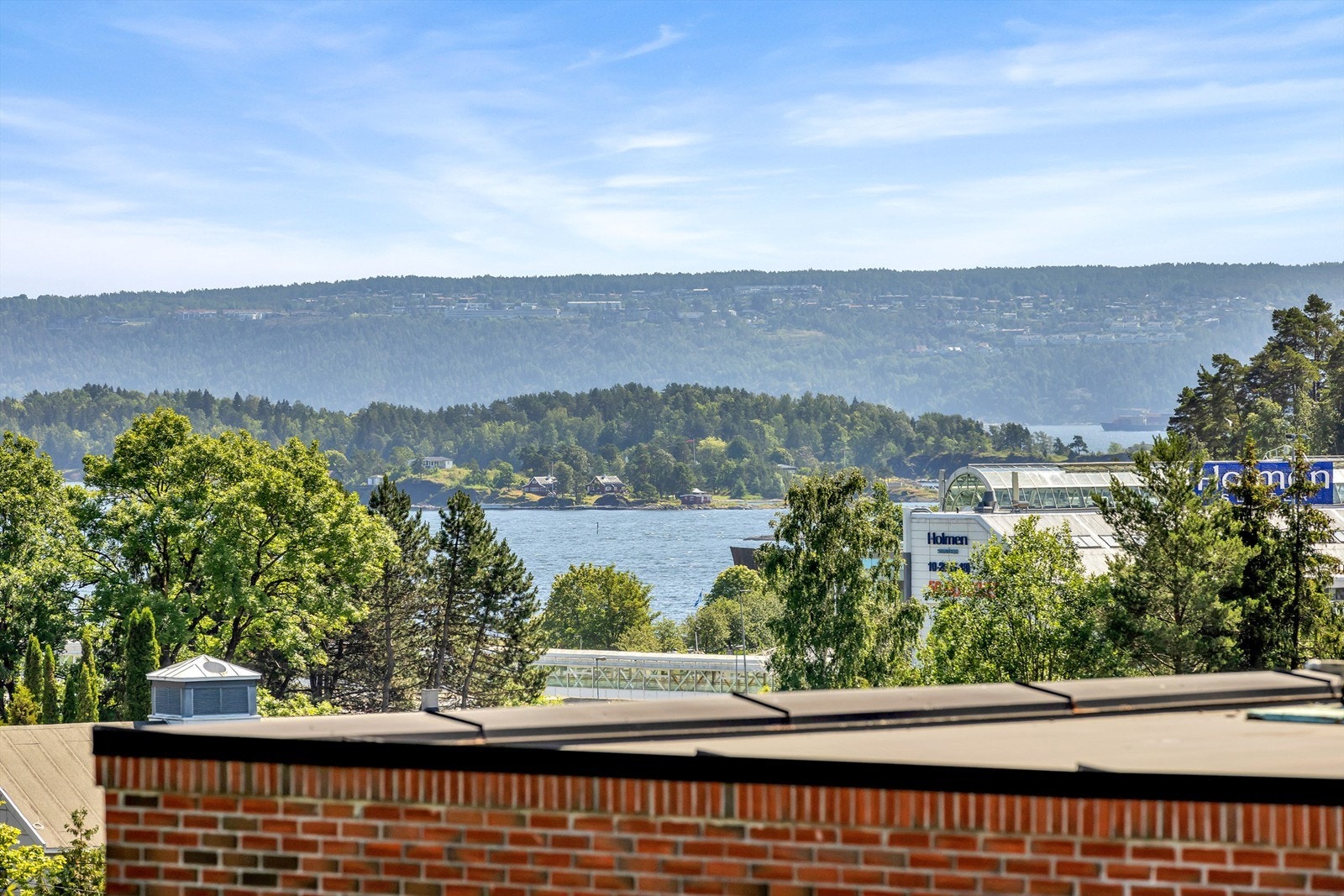 Sjøgløtt fra veranda i 3. etasje Galleribilde