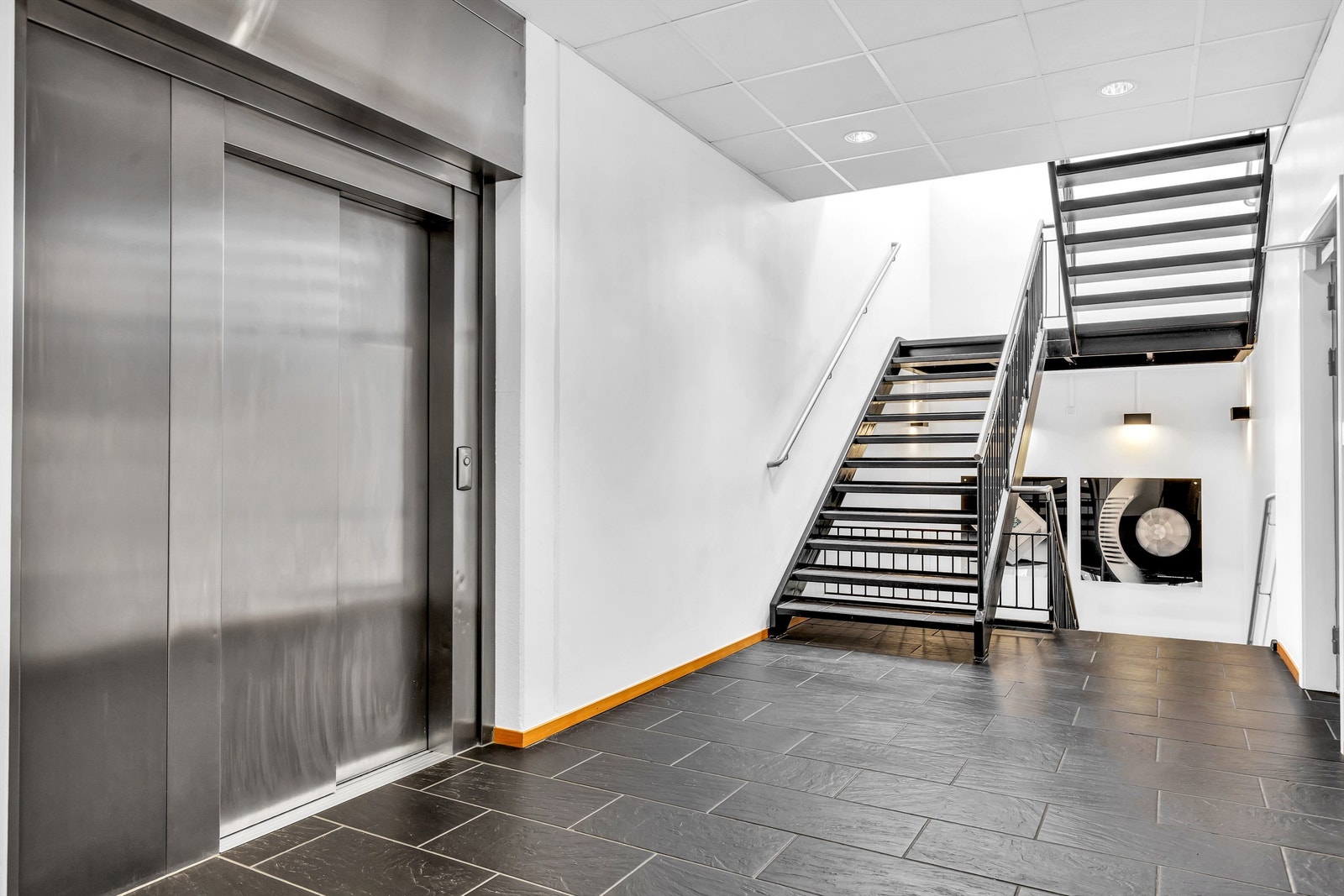 Lyst trappeløp og heis til hver etasje Galleribilde