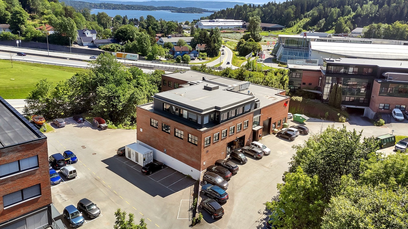 Velkommen til Nye Vakås vei 28, et unikt kombinasjonsbygg Galleribilde