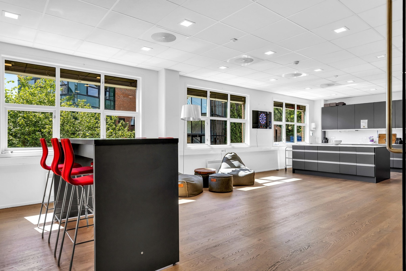 Delikat spiserom og mingleområde i 2. etasje Galleribilde