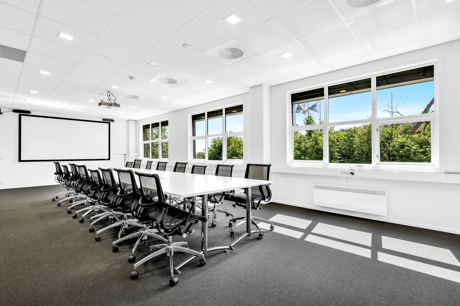 Stort møterom vegg i vegg med kjøkken i 2. etasje Galleribilde