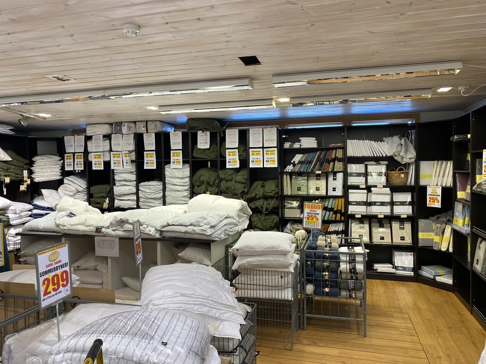 Vinduer på veggen (reoler tas ned) Galleribilde