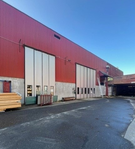 Hall 1 - to kjøreporter mot vest og overbygd lager Galleribilde