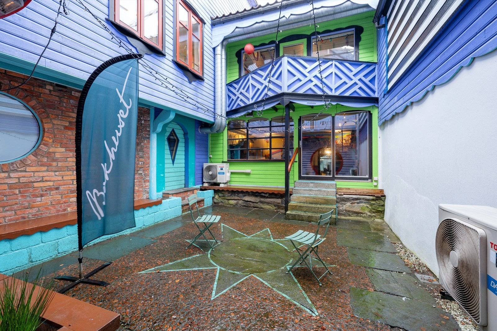 Bakgården Galleribilde