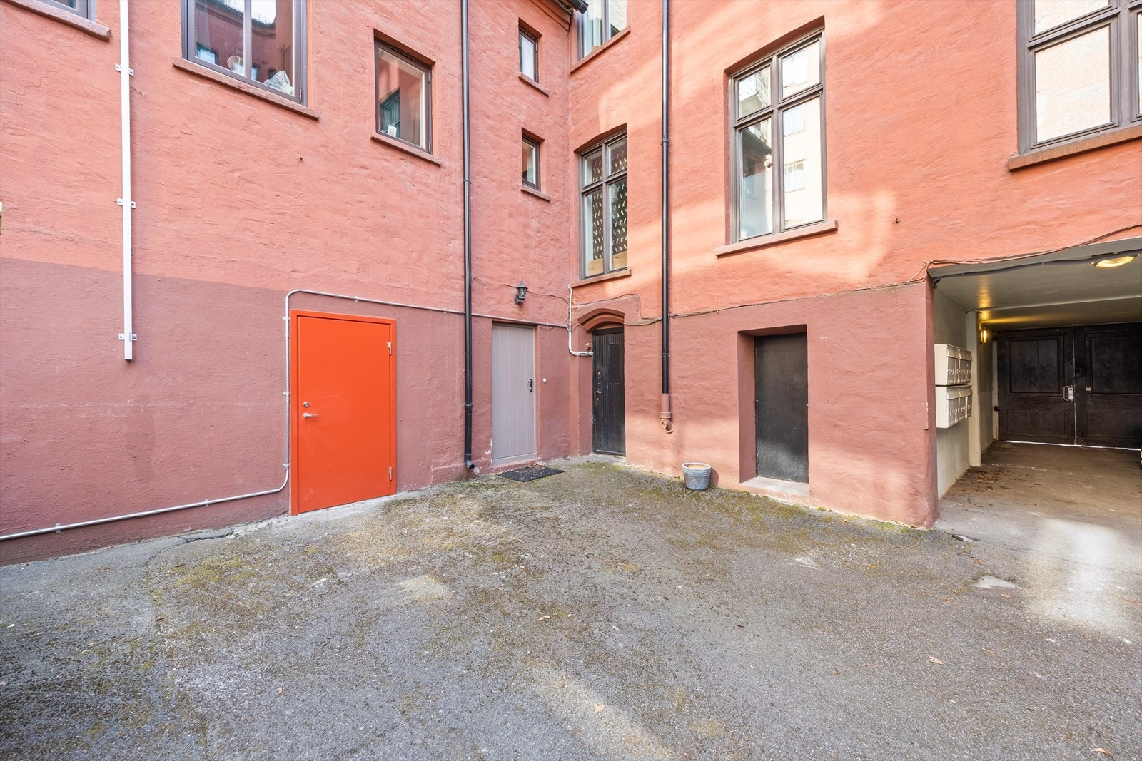 Sofies gate 15 - 2 stk lager/boder i bakgård. Galleribilde