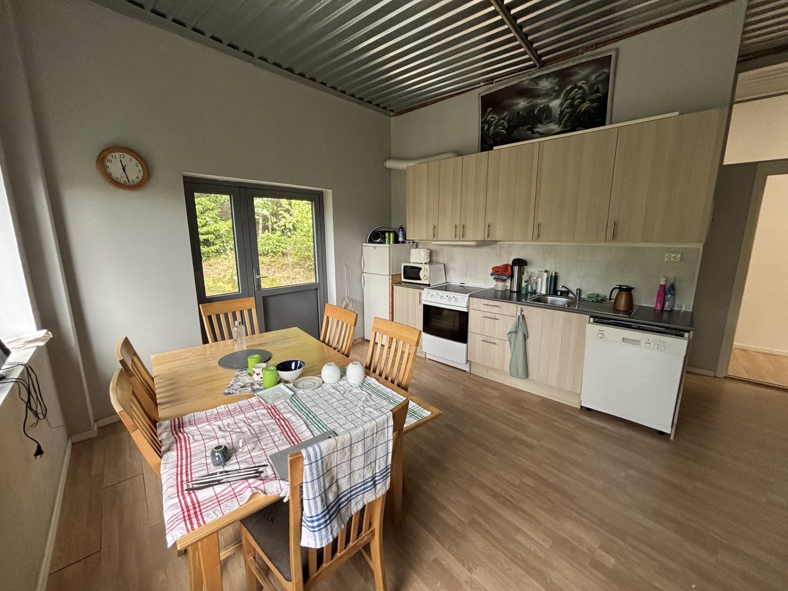 Foto viser felles kjøkken for kontorene i 2.etasje. Galleribilde