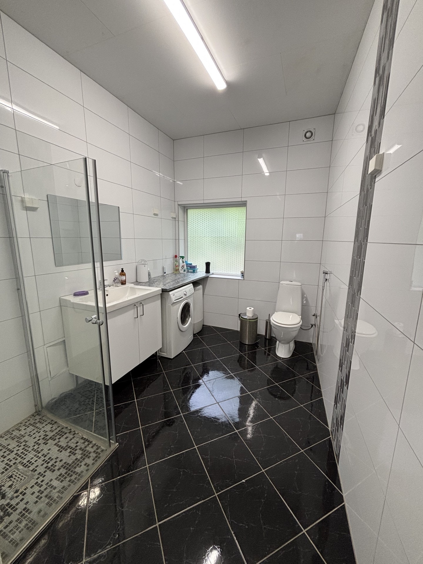 Foto viser felles bad for kontorene i 2.etasje. Galleribilde