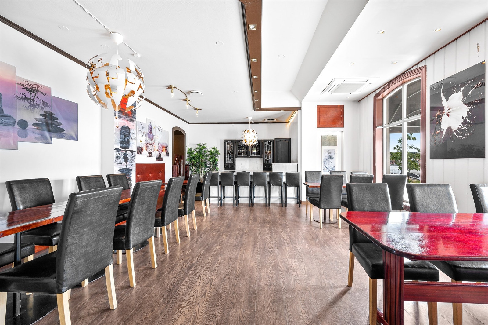 Restaurant med møbler. Kjøkkenøy og innredning som vises på bildet er nå fjernet og medfølger ikke Galleribilde
