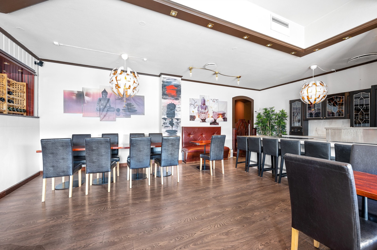Restaurant med møbler. Kjøkkenøy og innredning som vises på bildet er nå fjernet og medfølger ikke Galleribilde