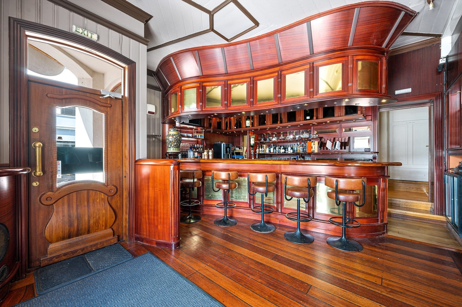 Bar i teak hvor alt inventar medfølger Galleribilde
