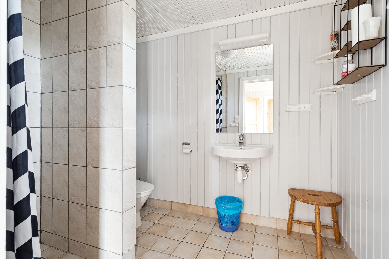 Å-veien 104. Bad med dusj. Galleribilde