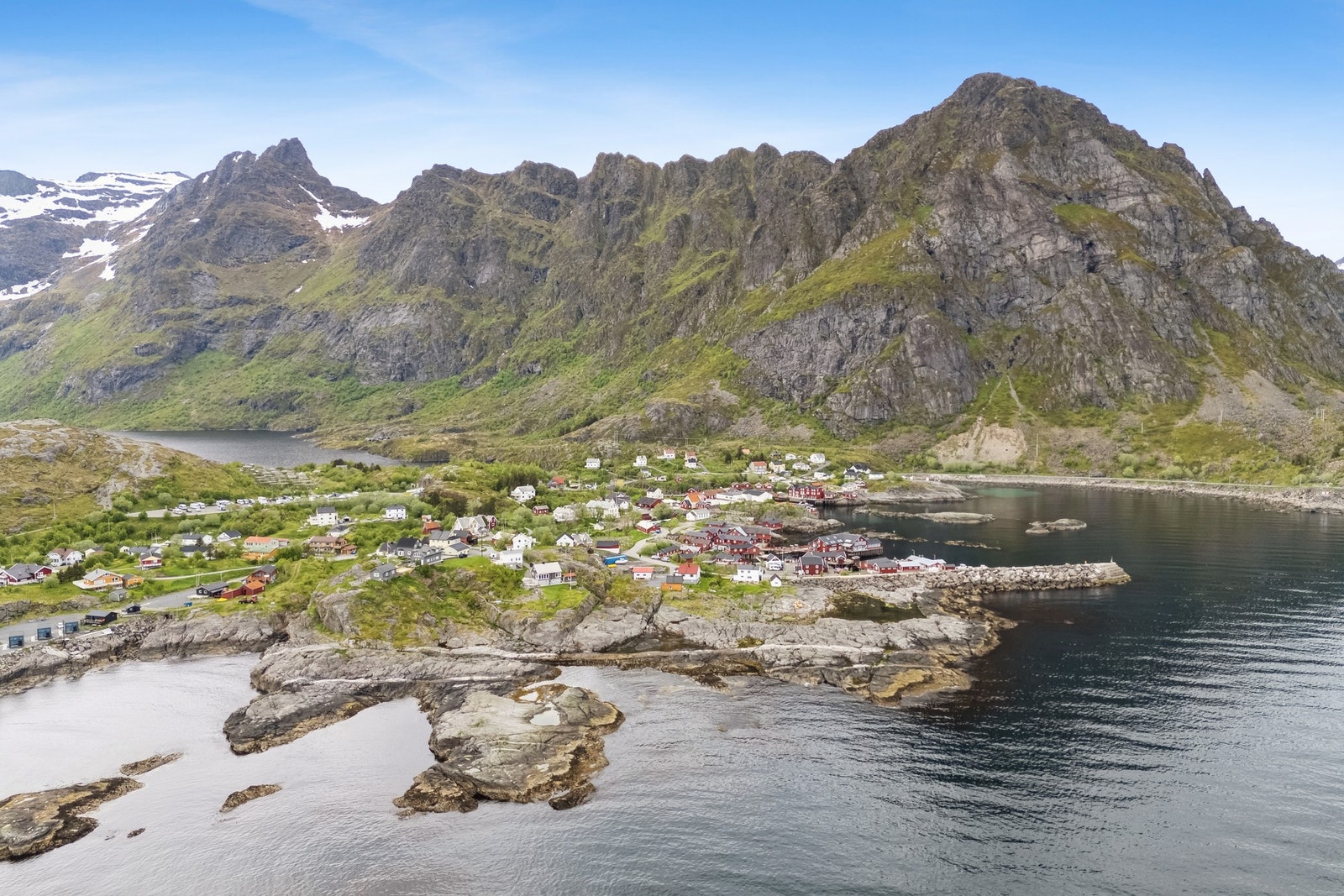 Å og Tindstinden i bakgrunn samt Småtindan. Galleribilde