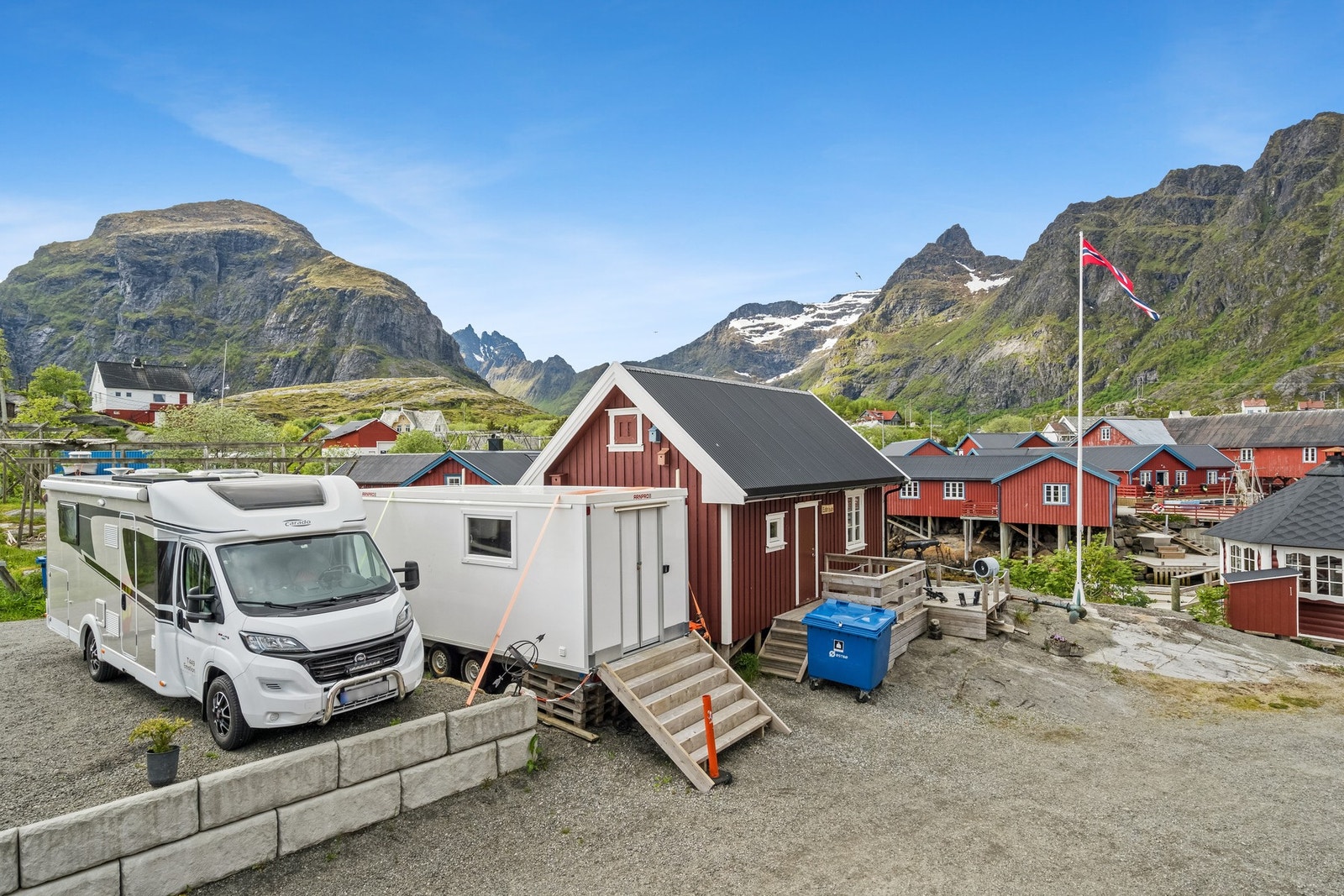 Bobil parkering, verkstedbod og nye rorbua som må innredes. Galleribilde