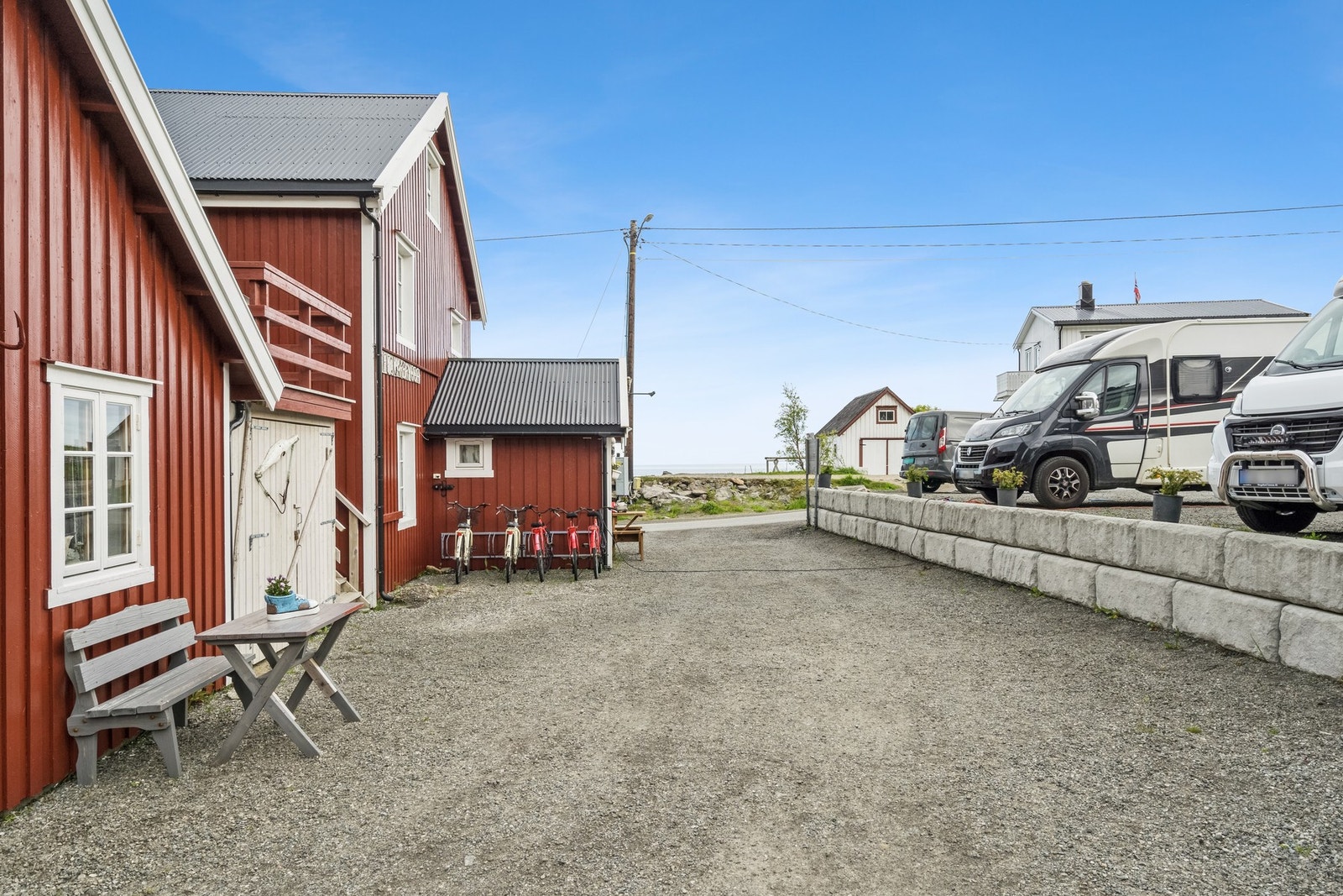 Parkeringsområde til høyde. Etablert for bobiler også samt vanlige personbiler. Galleribilde