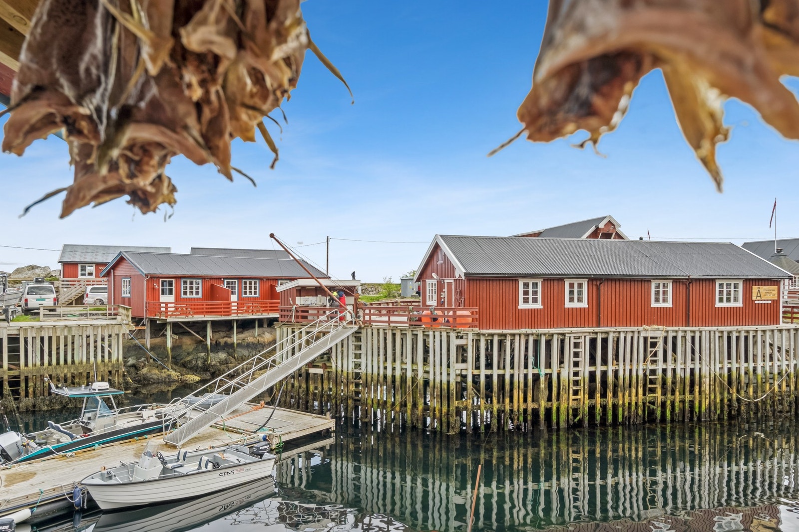 Til høyre er rorbua som benyttes til utleie som har direkte tilknytning til flytebryggene og båter. Galleribilde