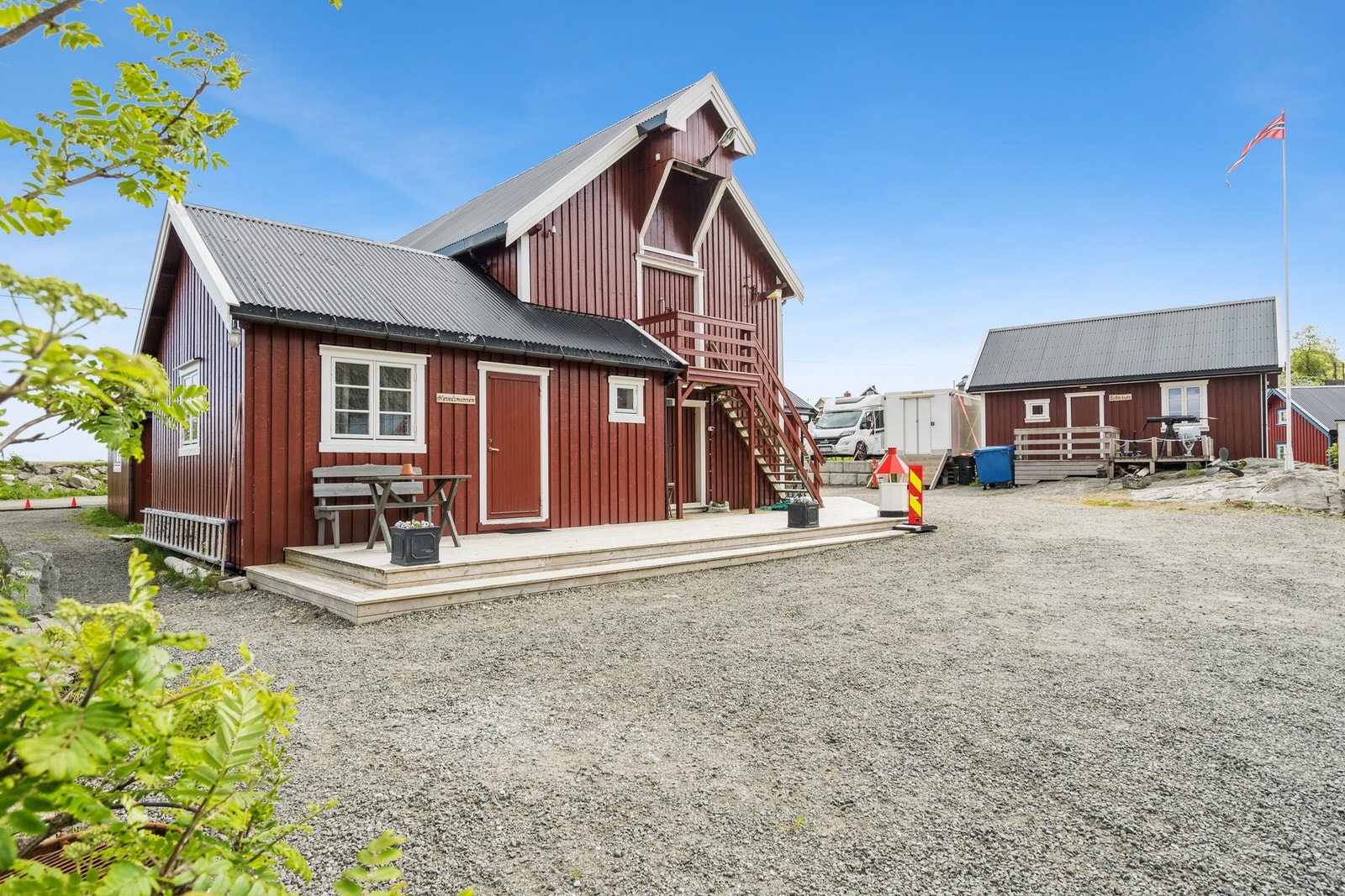 Godt opparbeidet med grus rundt eiendommene. Galleribilde