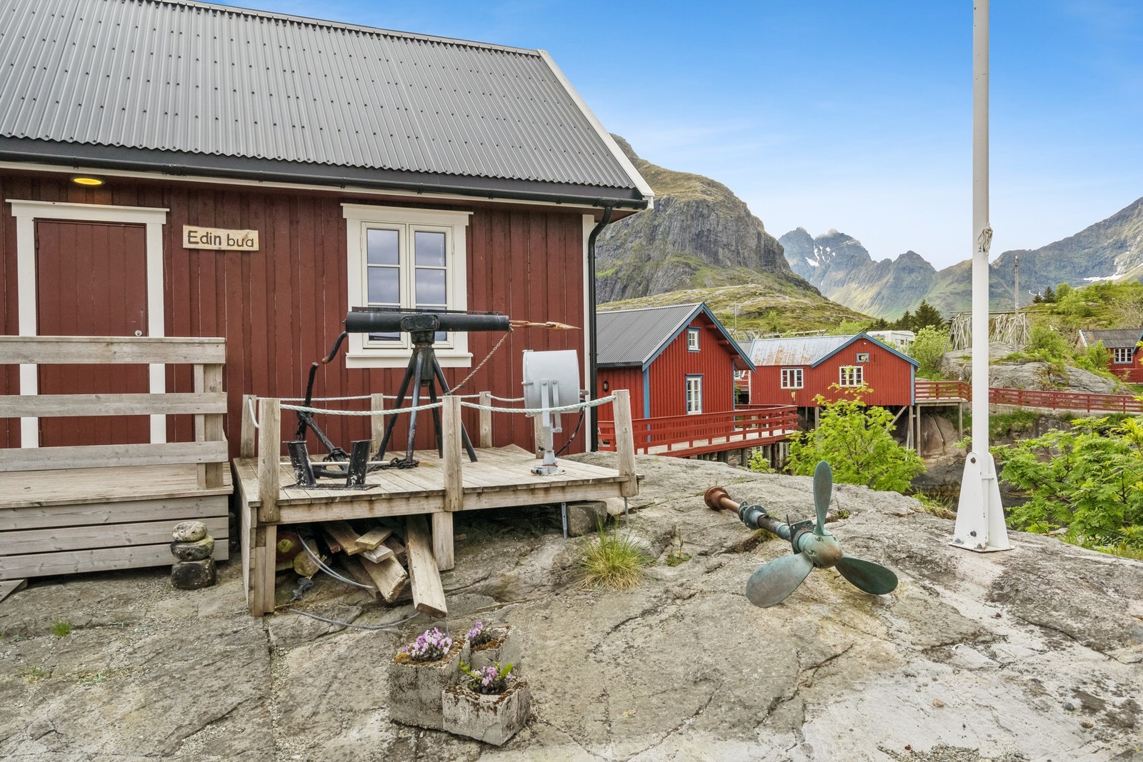 Å-veien 104. Orginal harpun som viser hva Feskarbrygga har opprinnelig vært brukt til i gamle dager. Galleribilde