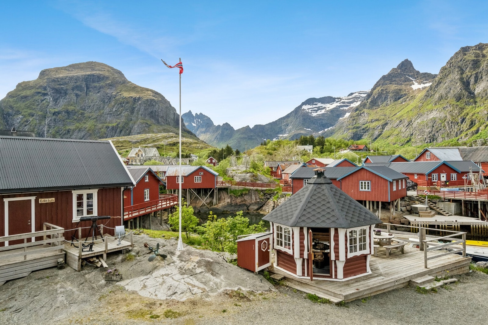 Her kan man sitte å nyte etter dagens utflukter i grillstua i fantastiske omgivelser. Galleribilde