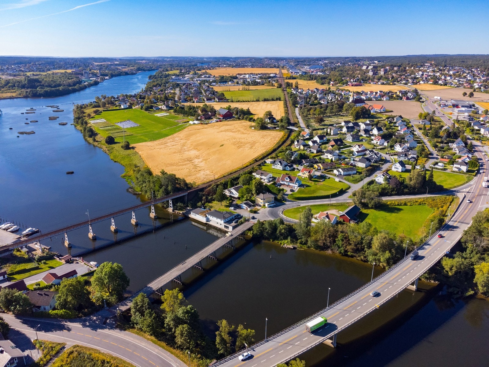 Sentral beliggenhet mellom sentrum av Sarpsborg og Fredrikstad. Galleribilde