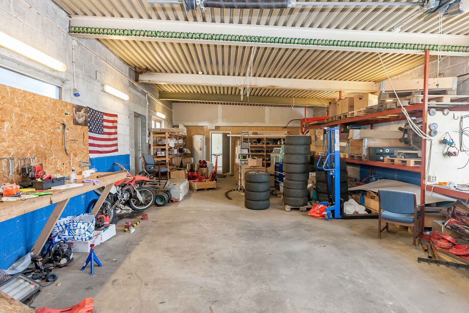 Garasje / Verksted med kjøreport Galleribilde