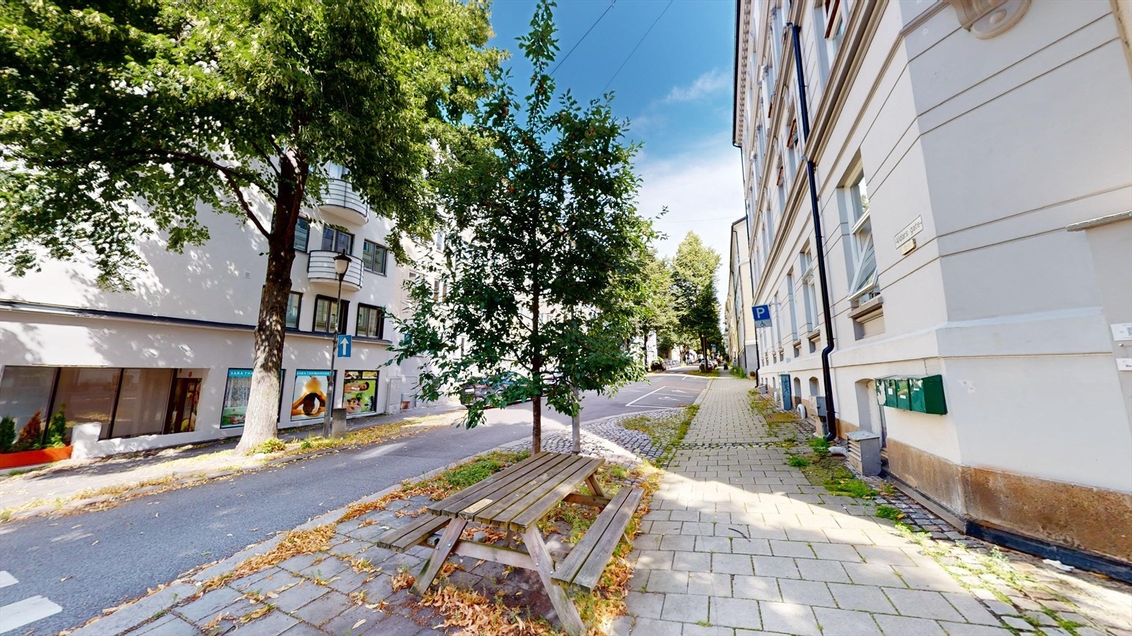 Hyggelig gate med sittegrupper Galleribilde