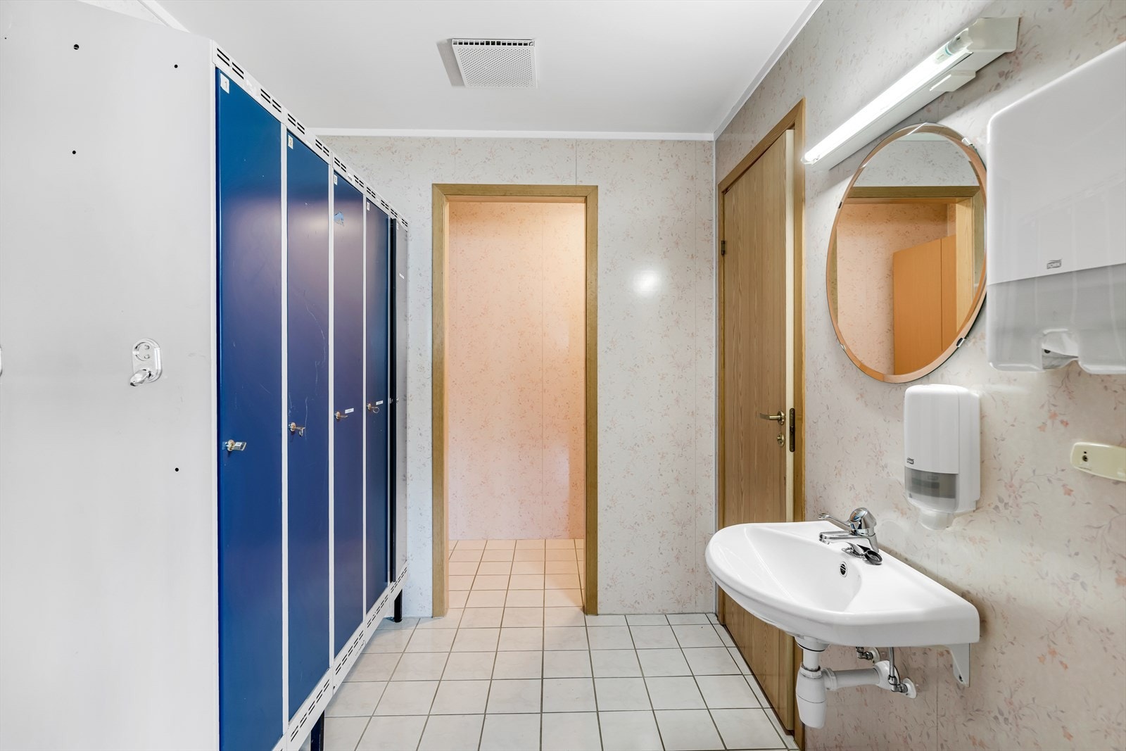 Både herre og damegarderober Galleribilde