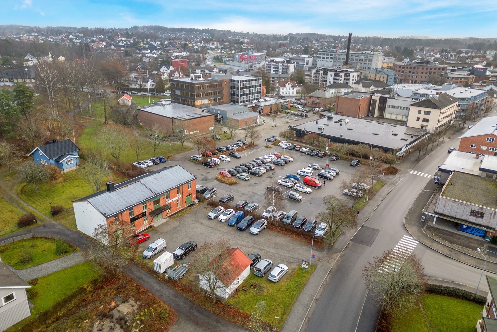 Eiendommen har en sentral og attraktiv beliggenhet mellom Rådhuset og Askimbyen skole. Galleribilde