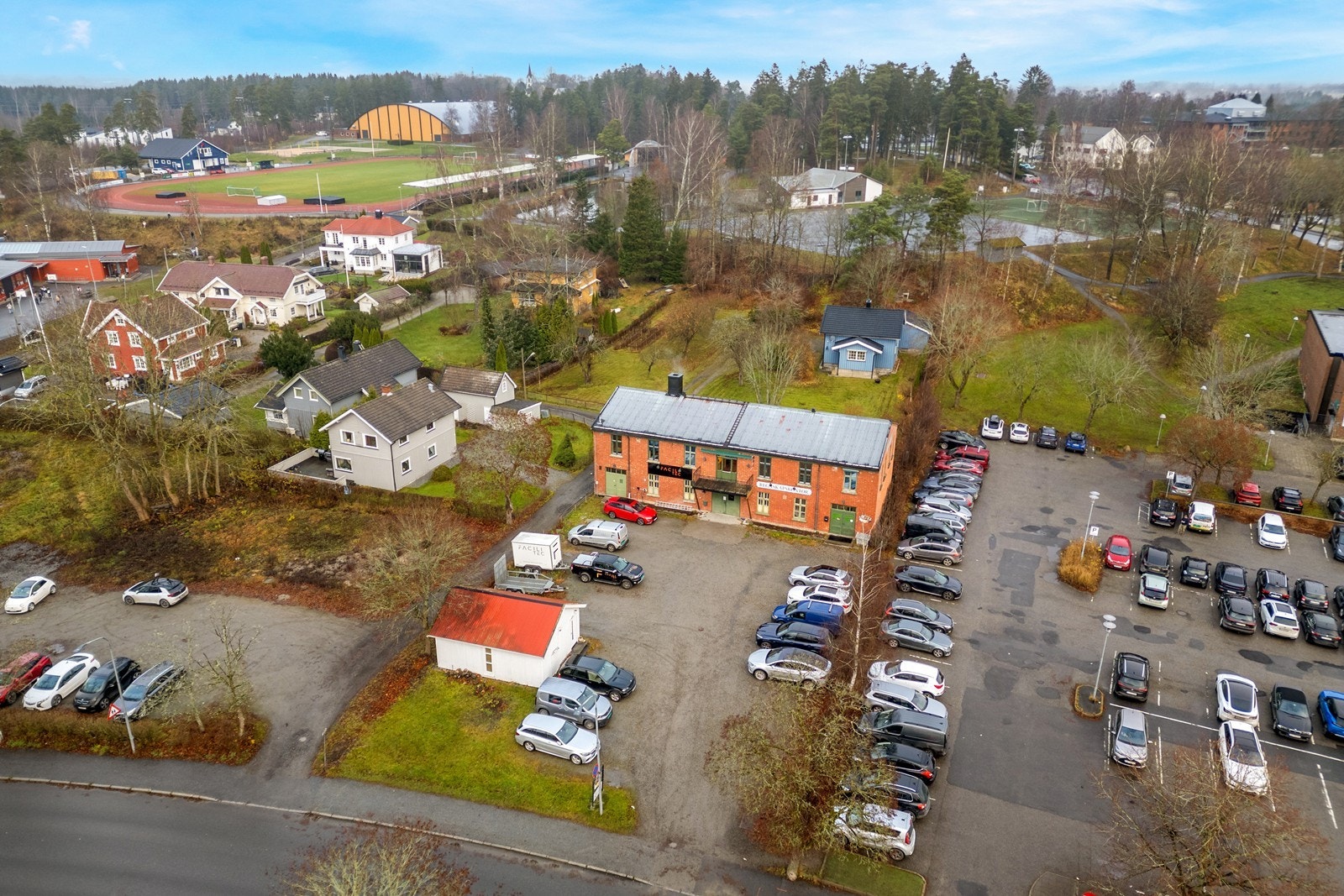 Eiendommen består av to bruksnummer og tomt med grunnareal på totalt 1101 kvm. Galleribilde