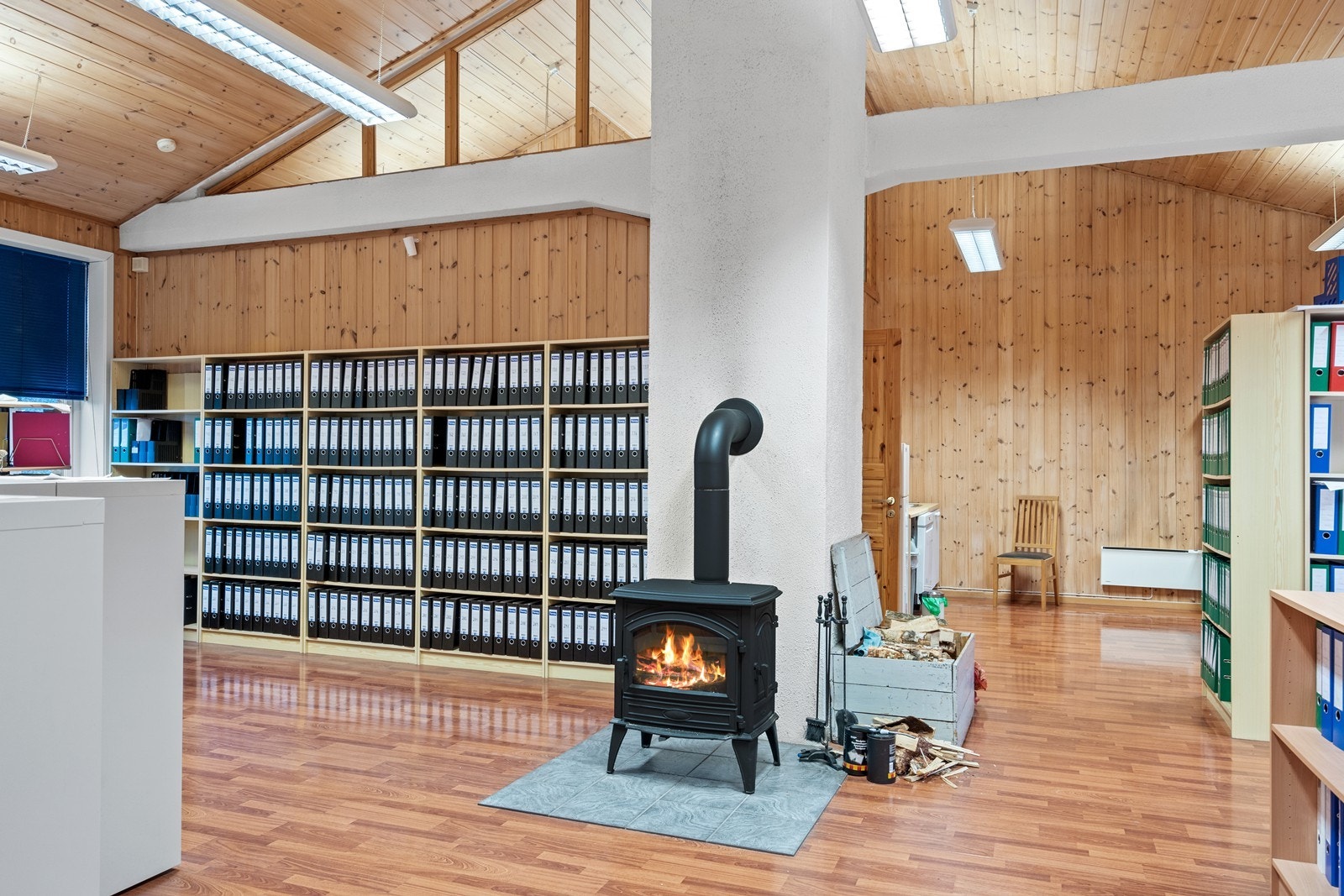 Full himling i 2.etg. Og ildsted som varmer opp kontorlokalene i 2.etg.
i tillegg til elektrisk oppvarming. Galleribilde