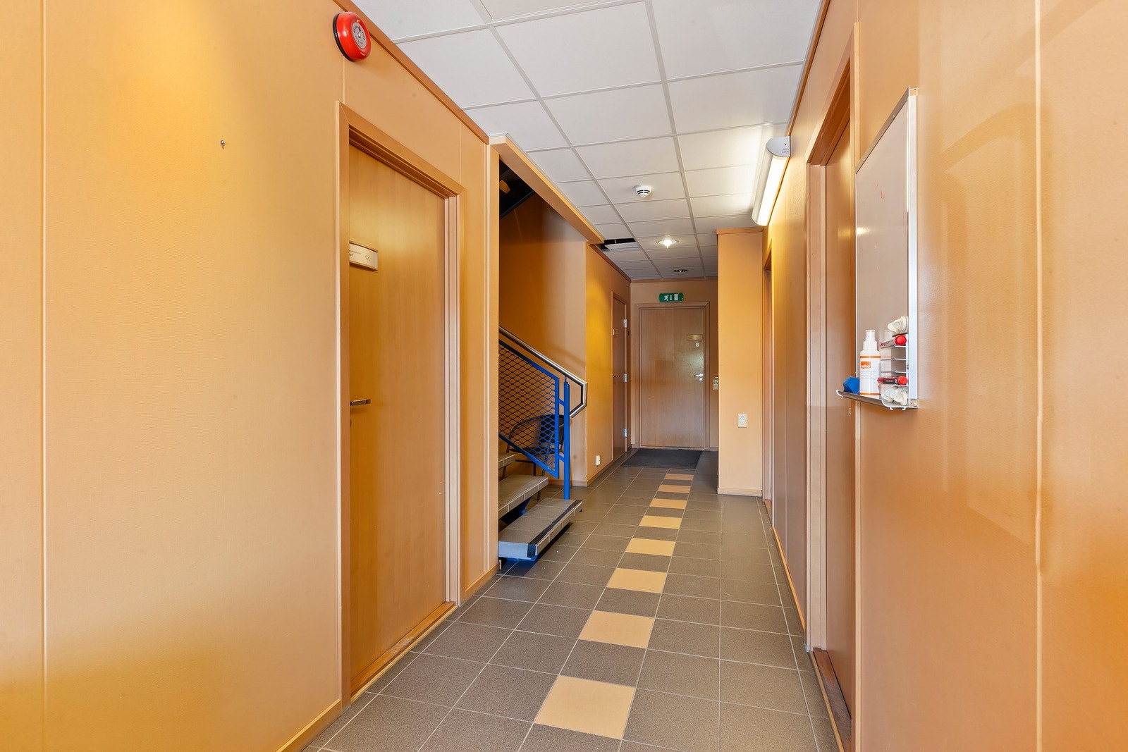 Første etasje inneholder gang med trapp opp til 2. etasje, div, kontorer, garderobe og toalett/ HWC og teknisk rom. Galleribilde