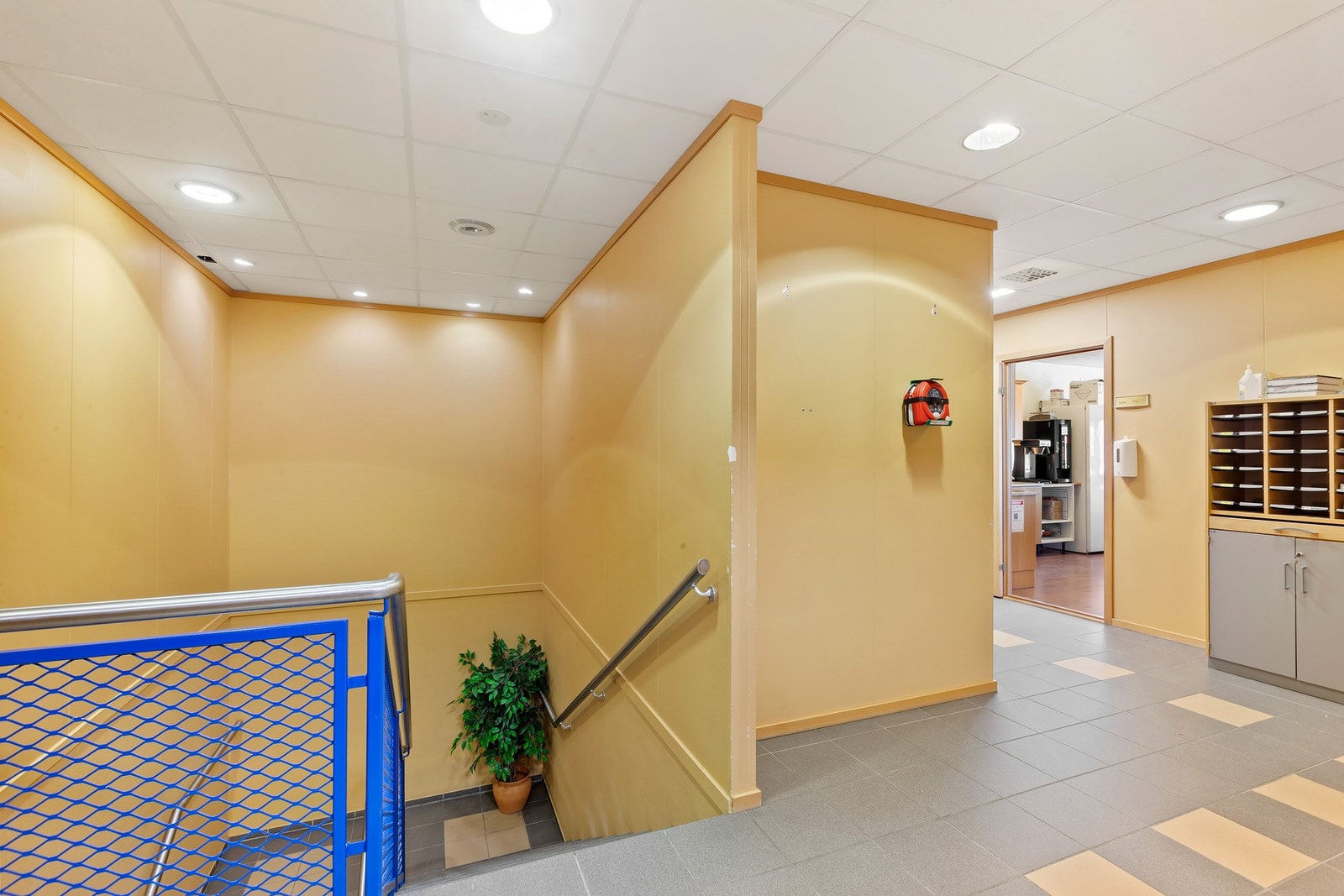 Andre etasje inneholder trapp/gang, kontorer, møterom/spis/kjøkken, bøttekott, WC og arkiv/kopi/lager. Galleribilde