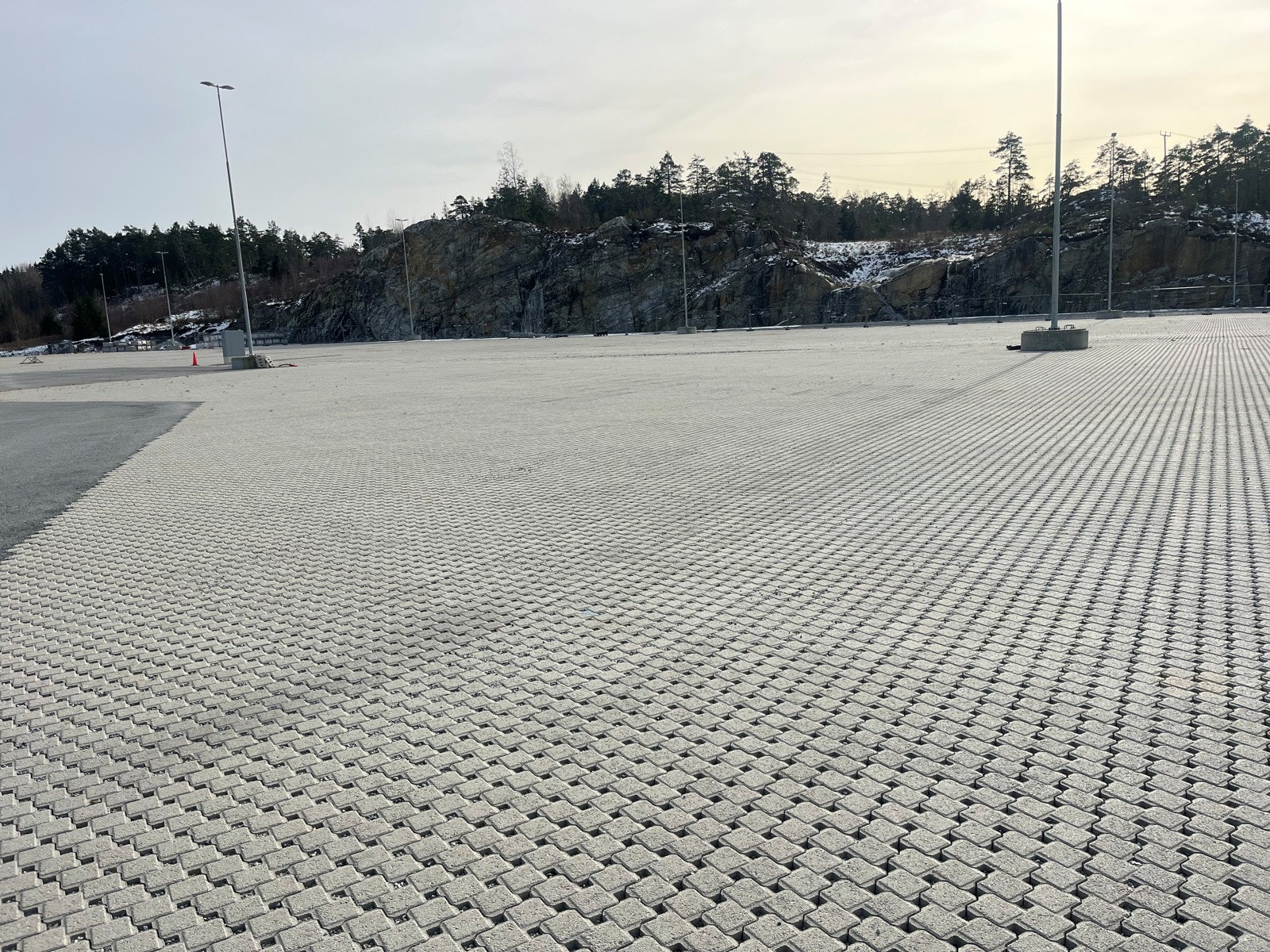 Den største tomten er stenlagt og det er permiabelt dekke for overvann, asfalt innkjørsel. Galleribilde