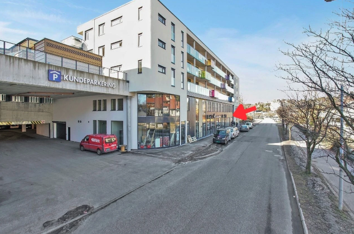 Parkeringskjeller. Gratis gjesteparkering utenfor bygget. Galleribilde