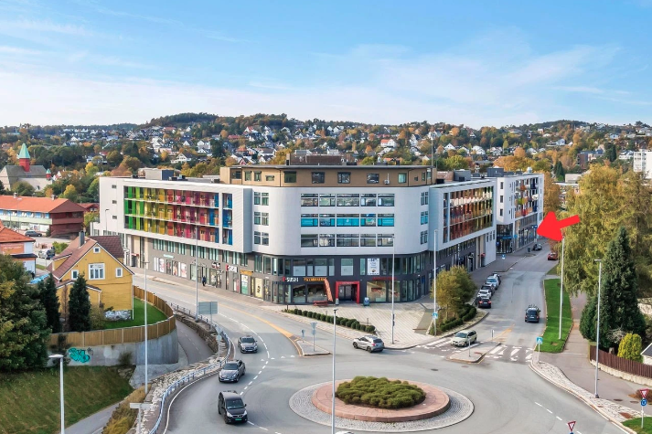Eiendommen ligger sentralt i Vågsbygd, ved Lumberkrysset, på hjørnet av Vågsbygdveien og Kirsten Flagstads vei. Galleribilde