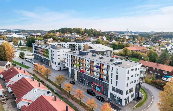 2 ledige butikklokale i 1. etg. med god eksponering mot Kirsten Flagstads vei. Galleribilde