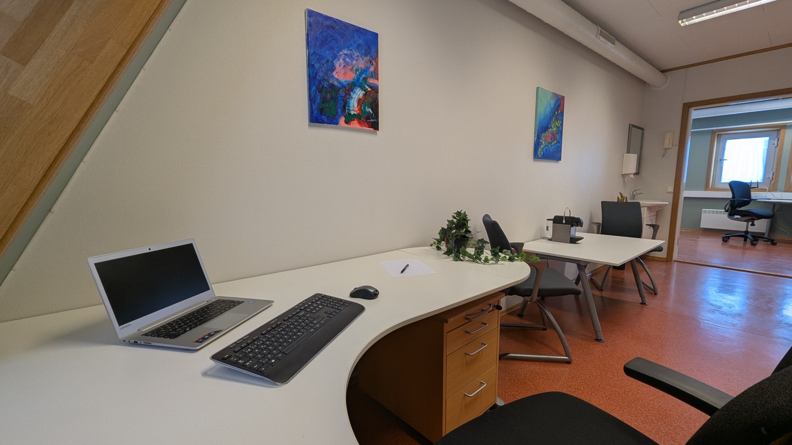 Lokale 304EF på 40 m2 i tredje etasje med egen ventilasjon består av to rom med vask leies ut både møblert og umøblert Galleribilde