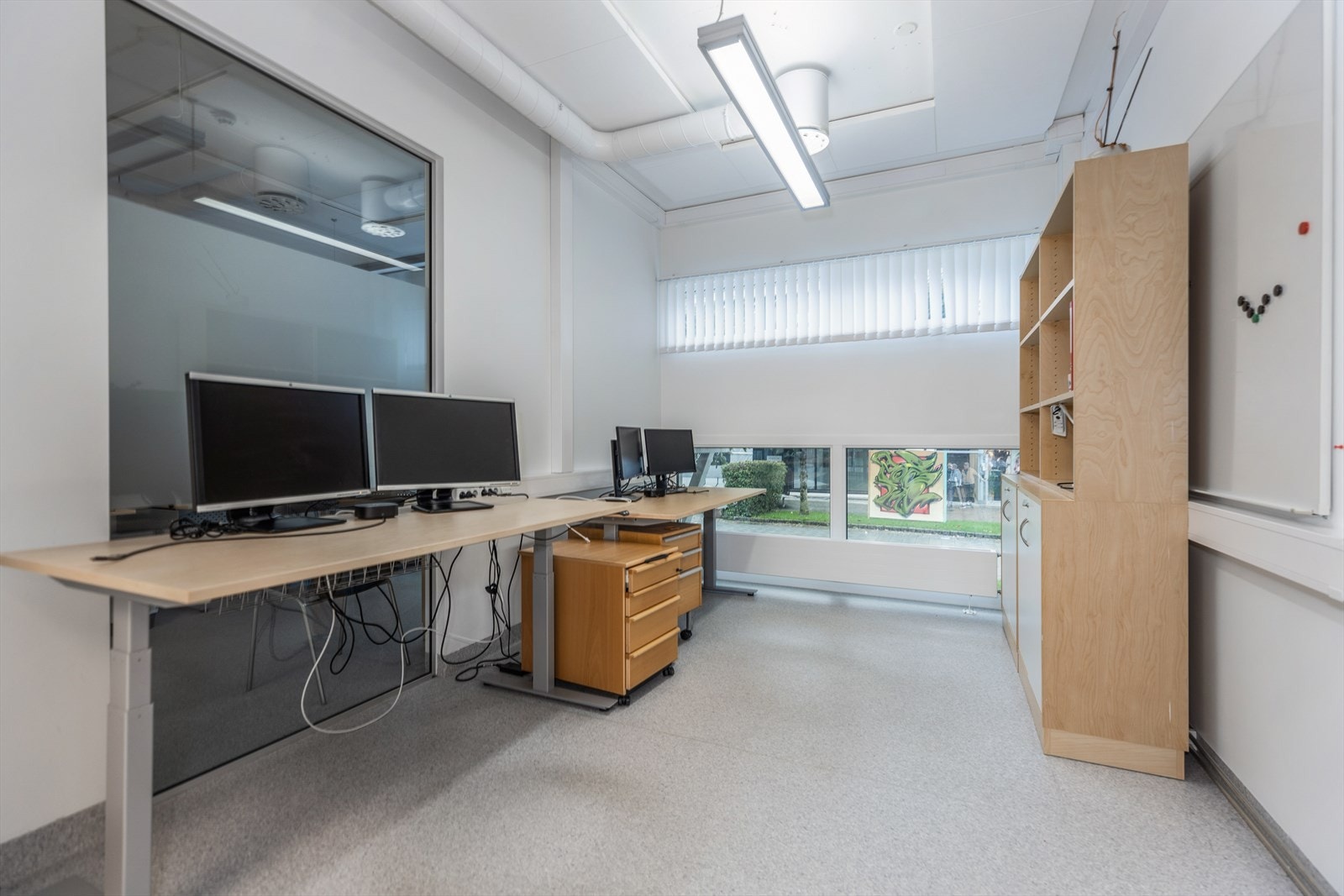 Arealene er i dag inndelt med 9 kontorer, 5 kontorlandskap, 4 arbeidsrom, 2 fellesareal/sosiale soner, kjøkken, stillerom, arkiv/lager, garderobe og wc. Galleribilde