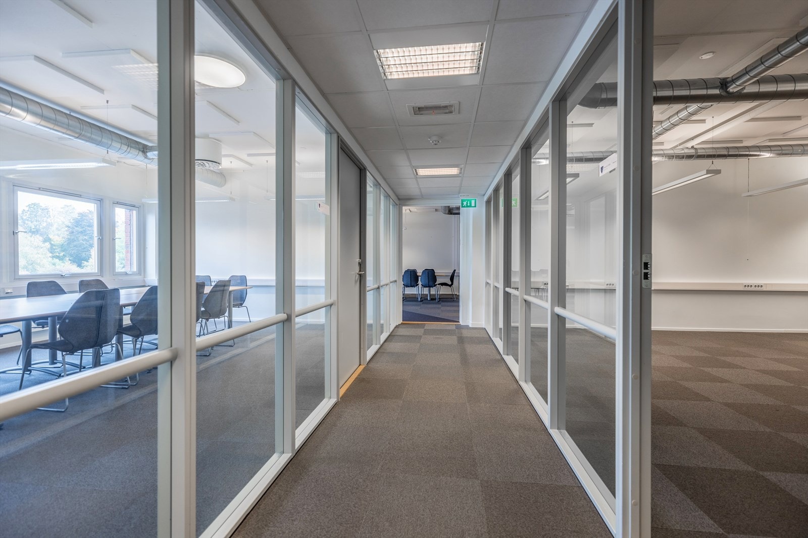 Lokaler i 4. etasje er inndelt med 6 kontorer, 2 åpne kontorlandskap, møterom, stillerom, arkiv/lager og wc. Galleribilde