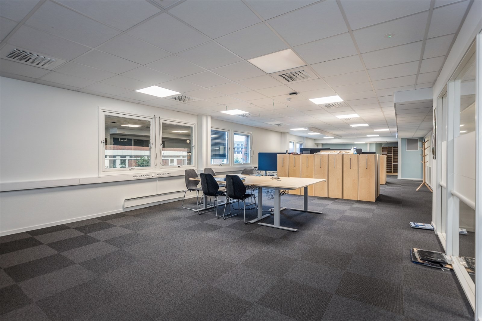 Arealene er i dag inndelt 3 kontorlandskap, 3 møterom, 8 stillerom, fellesareal/sosial sone, kopi/arkiv, garderober og wc Galleribilde