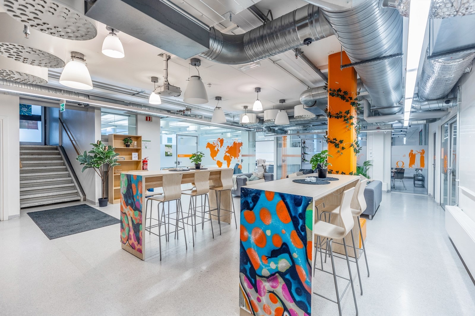 Underetasje er p.t. benyttet som ungdomskafe i kommunal regi. Galleribilde