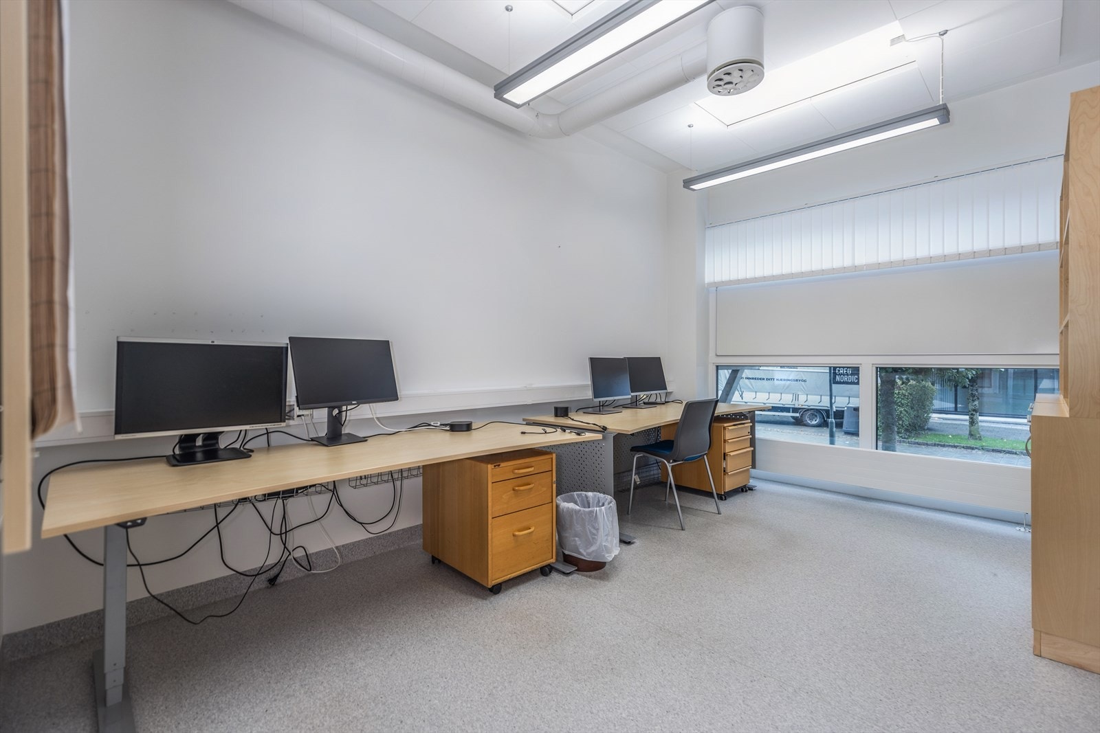 Noen av kontorene er store og kan deles av flere arbeidsstasjoner. Galleribilde