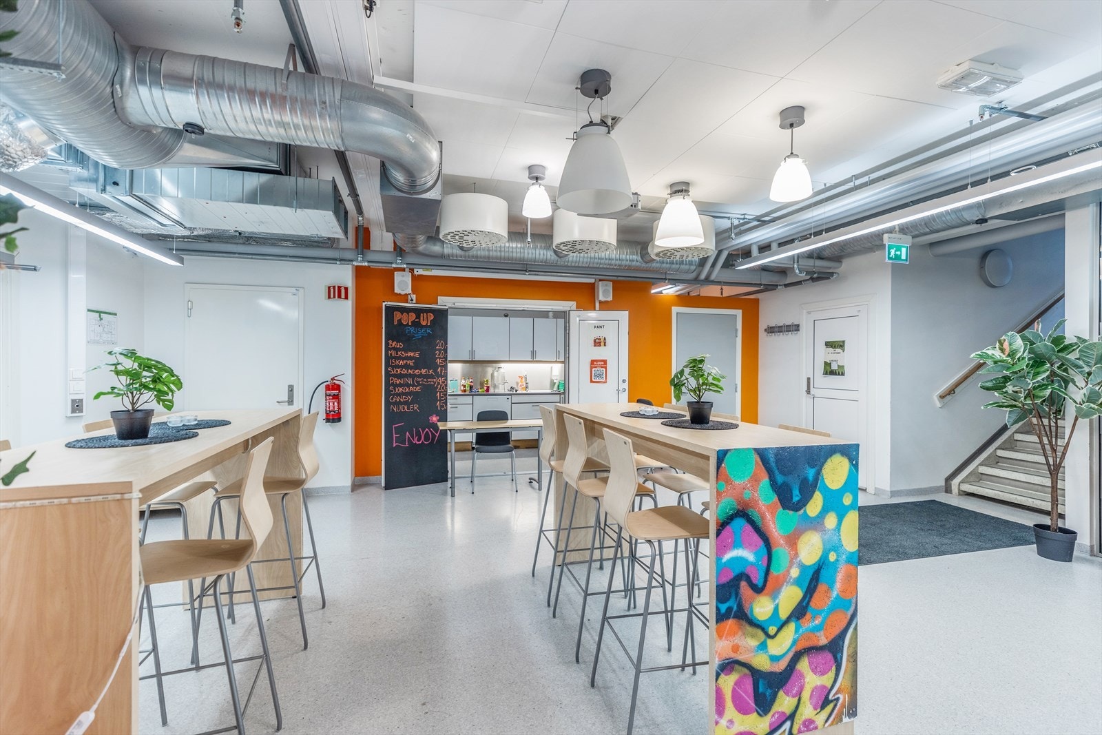 Arealene er i dag inndelt med 6 undervisningsrom, 3 kontorer, team-kontor, mediarom, grupperom, fellesareal/sosial sone, kjøkken, wc, Galleribilde