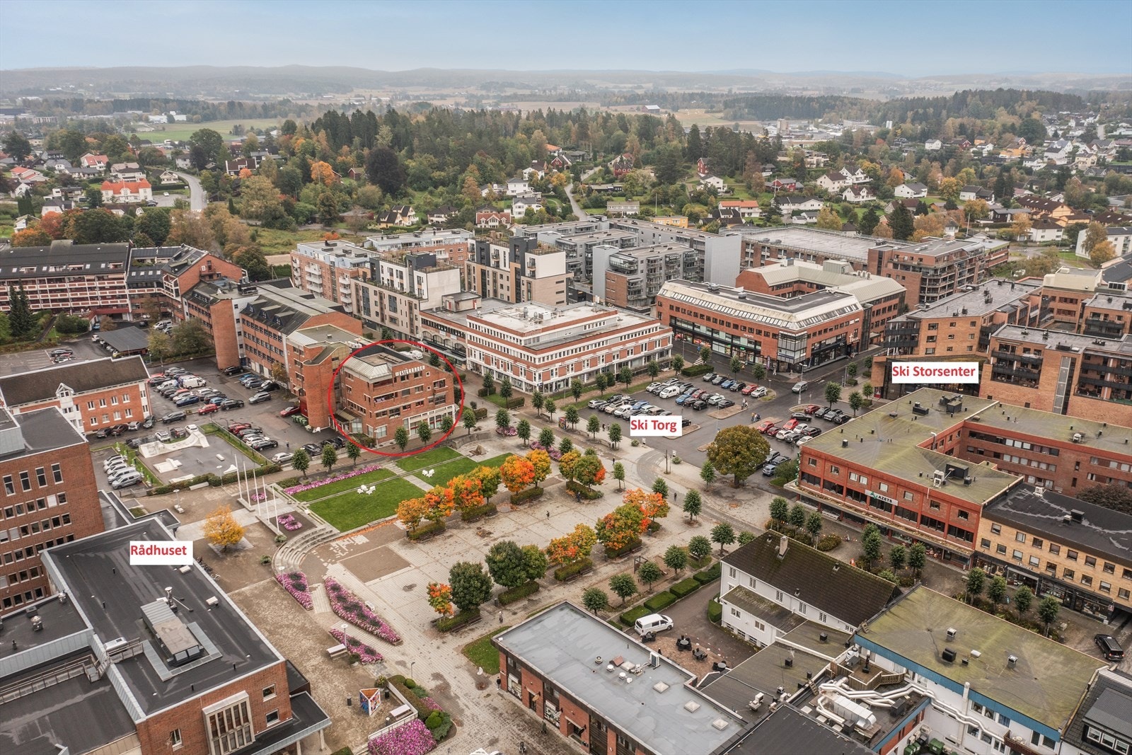 God profilering mot gate med butikker, service, offentlige kontorer og leiligheter. Galleribilde