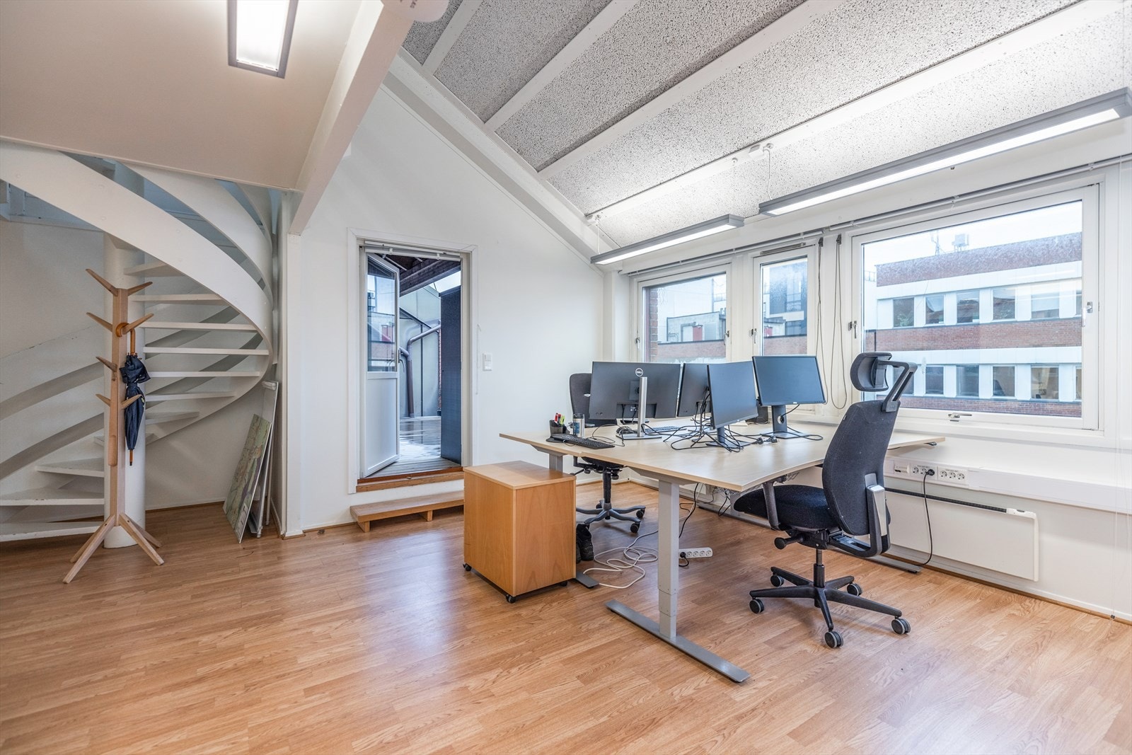 Lokaler har utgang til veranda på 16 kvm. Galleribilde