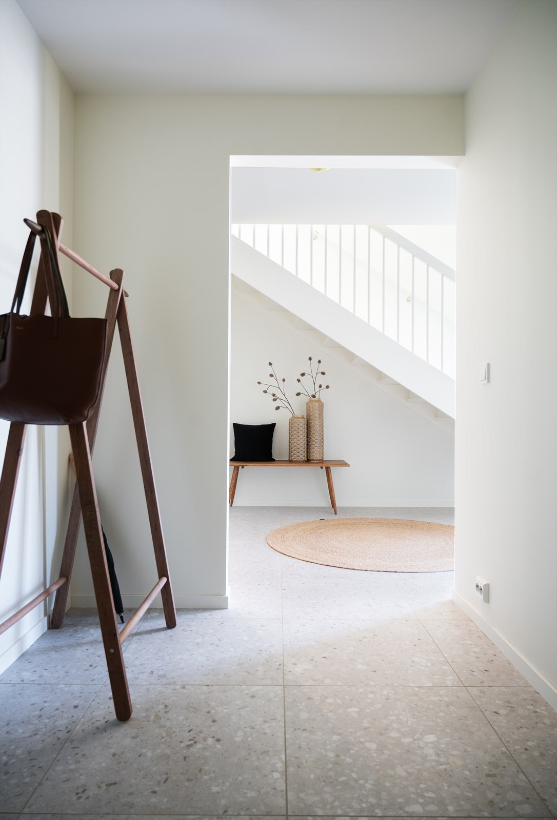 Rett innenfor døren har du også praktisk omkledningsrom Galleribilde