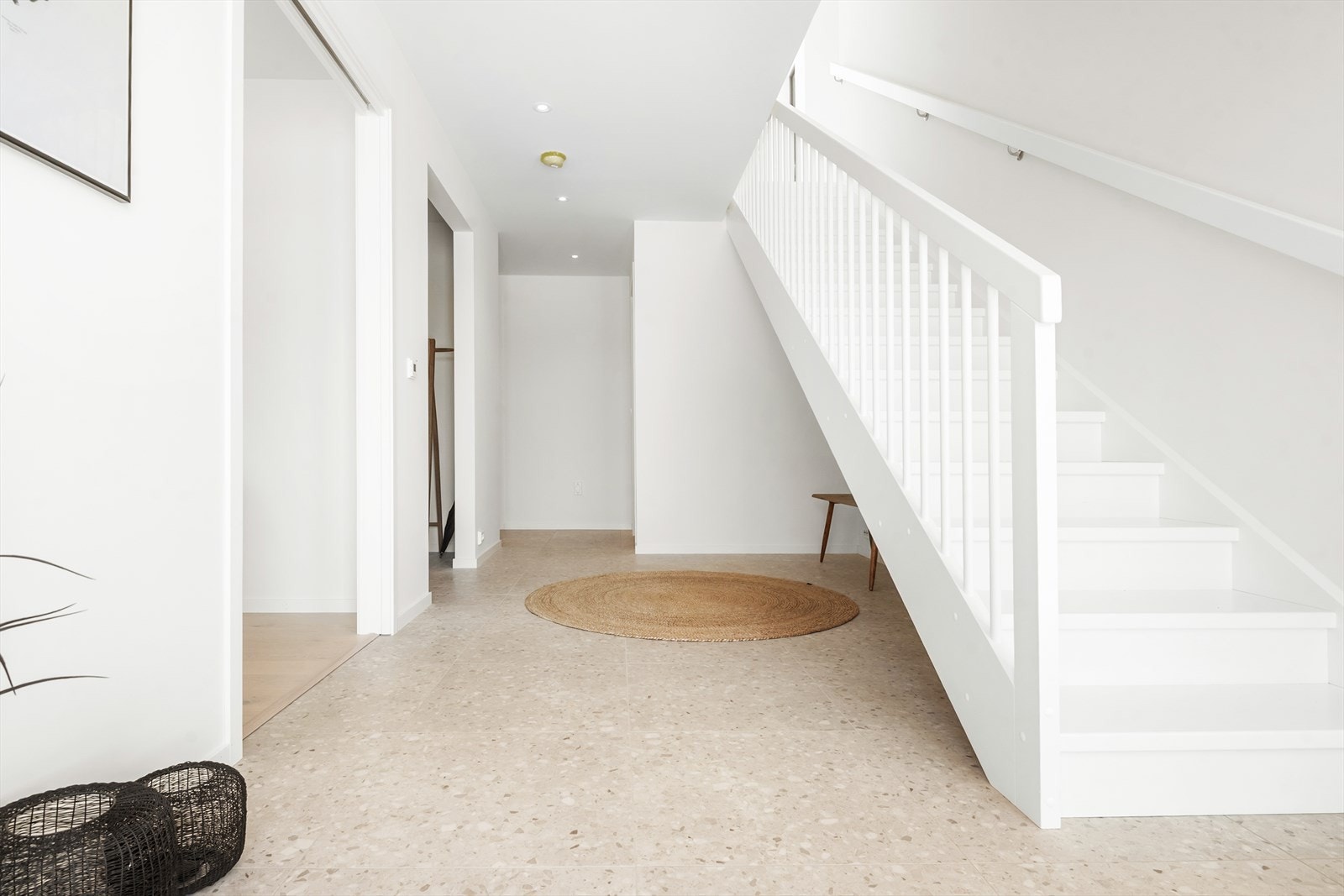 Innbydende entré med pent, flislagt gulv og god plass til oppbevaring Galleribilde